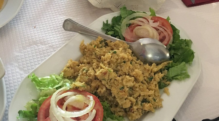 Restaurante com ambiente muito bom, atendimento dedicado e comida muito boa. O guisado de borreg