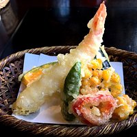 Soda and Tempura ¥1300. Bowl of rice and tempura ¥1350. All perfect. Highly recommended.