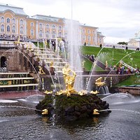 Фонтан «Самсон, раздирающий пасть льва» в Нижнем парке Петергофа