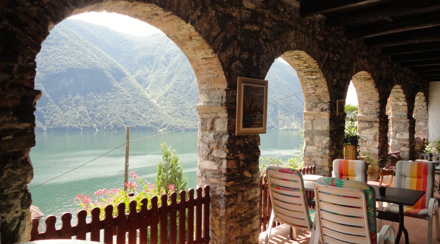 PASSAGGIO PANORAMICO PUBBLICO ATTRAVERSO UN LOGGIATO PRIVATO