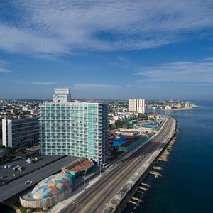 Se convierte en el hotel que simboliza la gran figura de La Habana en 1957