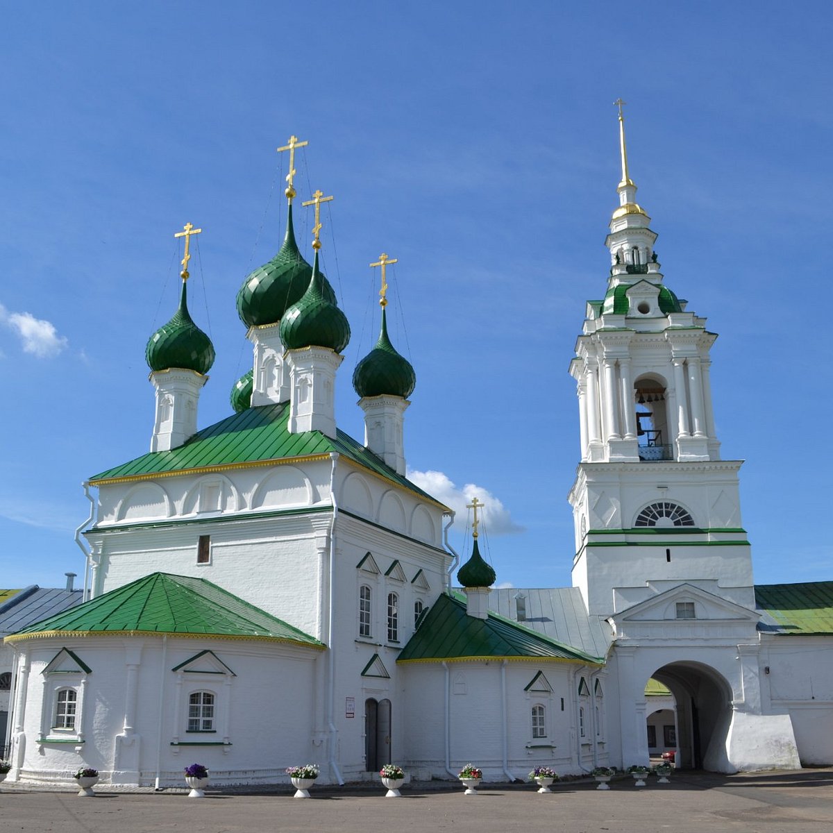 Церкви костромы. Церковь Спаса в рядах Кострома. Храм в Костроме в торговых рядах. Церковь Спаса в рядах Кострома 19 век. Внутренний вид храма Спаса на рядах в Костроме.