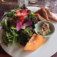 Salade et brique de fromage