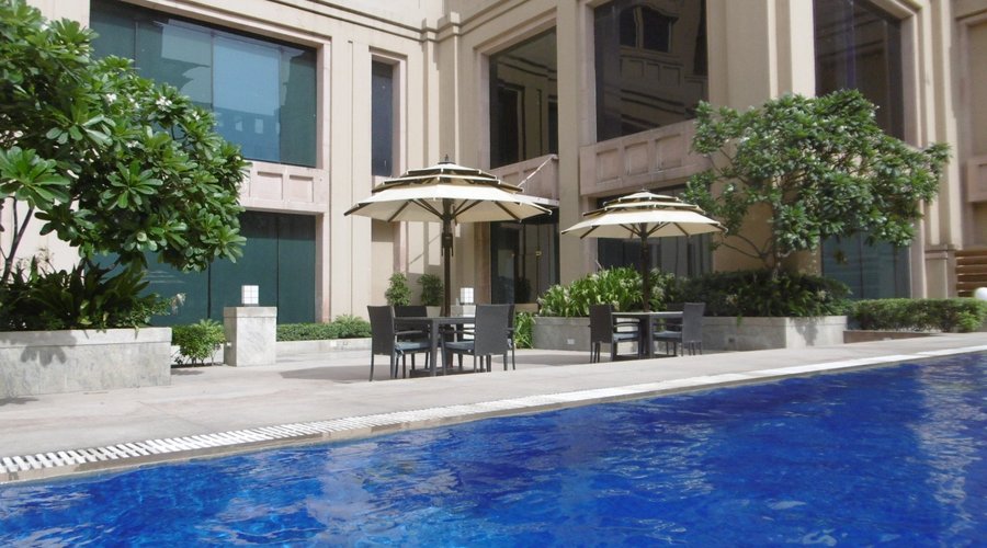 Nice swimming pool area, but without drink or food services.