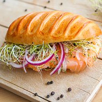 sandwich au saumon fumé et germes de poireau