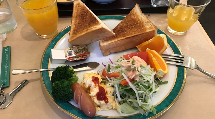 Desayuno continental, cafe, te y zumos a tu libre disposición.