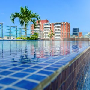 Piscina de la terraza, con vista urbana y servicio de mesonero.