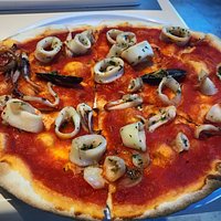Come ogni domenica Impeccabili e puntuali
Servizio eccellente
Pizzaiolo bello come il sole ( i
