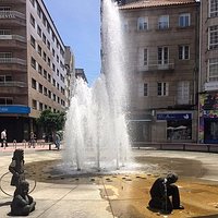 少年少女をモチーフにした噴水