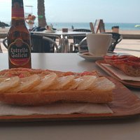 Buenos desayunos en primera linea de playa. Embutidos de Salamanca.