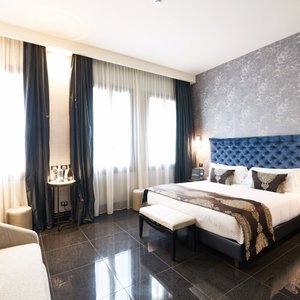 Venice Times Hotel in Venice, image may contain: Bed, Furniture, Home Decor, Lamp