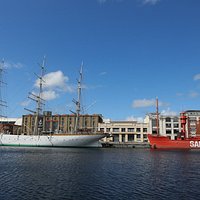 Vu extérieur sur le Musée portuaire, la Duchesse Anne et le Sandettié