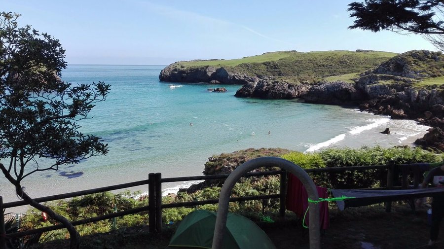 Estas son las vistas a la pequeña cala (con marea alta) desde el camping
