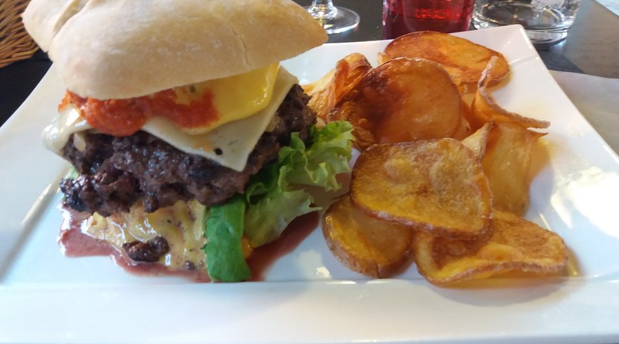 Hamburger du bistroquet et autre assiette