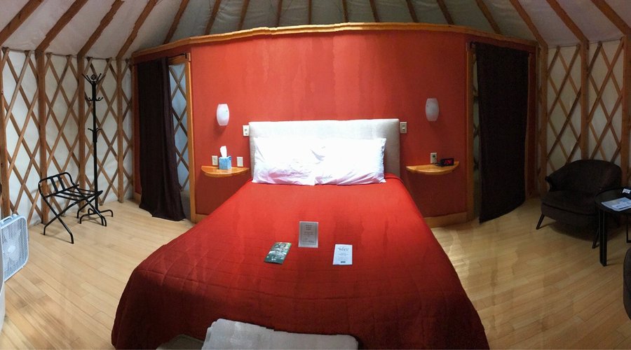 Woodland yurt #7 queen size bed