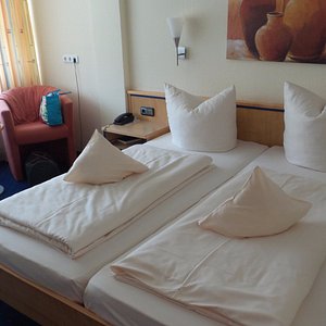 Leuk opgemaakte bedden en leuk ingerichte hotelkamer