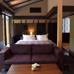 黄昏月のお部屋。黄昏時の月のように、落ち着いた色合いのお部屋です。