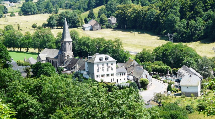 Le Bellevue au cœur du village de Laveissière