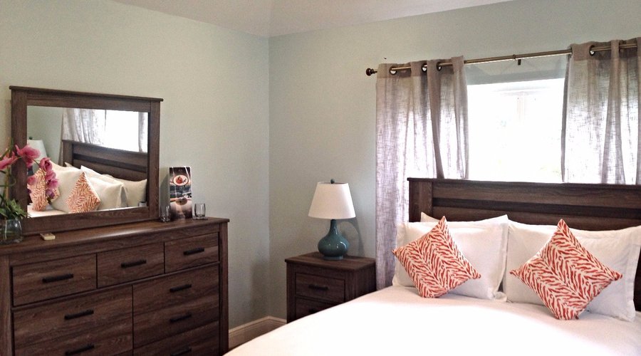 Queen Bedroom beautifully decorated, we loved it!