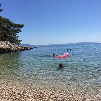 Abgelegen, quasi ein Geheimtipp. Wasser sauber, viel Unterwasserleben. Herrlich für Kinder. Zuvo