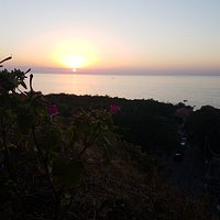 Varie viste dalla piazzetta dell'affaccio con la relativa spiaggia immediatamente sotto le scale