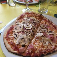 Accueil parfait , pizza très bonne et de la place . Bonne ambiance ! Ne vous fiez pas à la façad