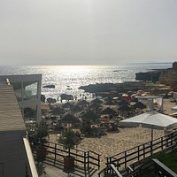 Una pequeña cala con encanto. Al lado del restaurante Evaristo y con un barbara poder refrescart