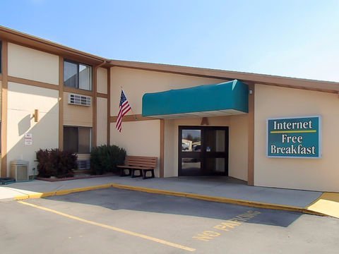 Hotel Entrance West Side to Lobby