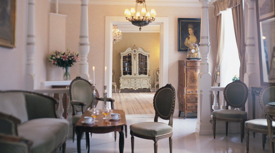 Damesalongen - in the old part of the manor