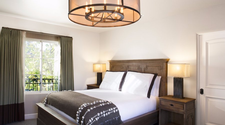 Premium King guestroom.
