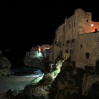Vista notturna della falesia di Cala Porto dal ponte sulla lama