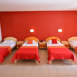 Chambre Triple ou quadruple (Il y en a 06 de disponibles dans tout l'établissement)