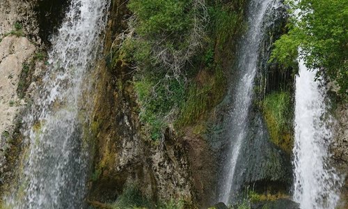 A short hike from the parking lot to the falls with picnic spots along the way.