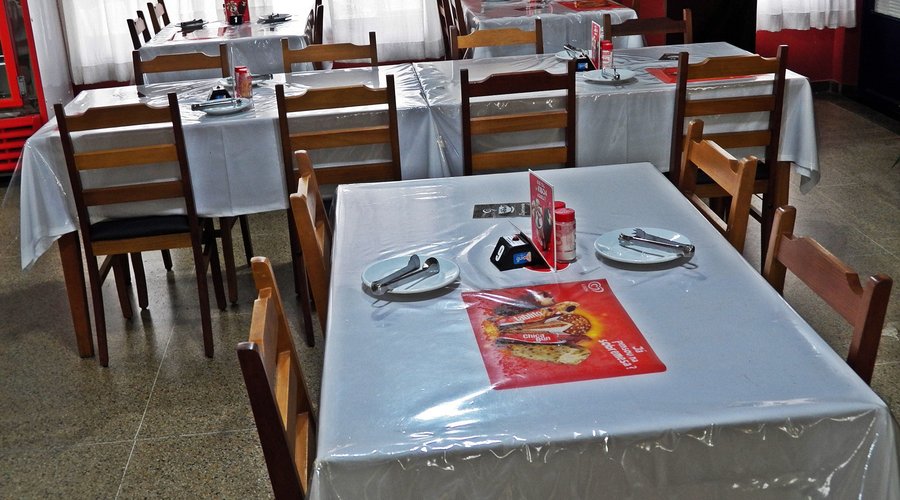 Nossas mesas dispostas no salão, temos 30 mesas, capacidade para 120 clientes!