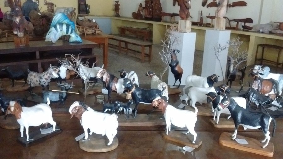 miniaturas em madeira