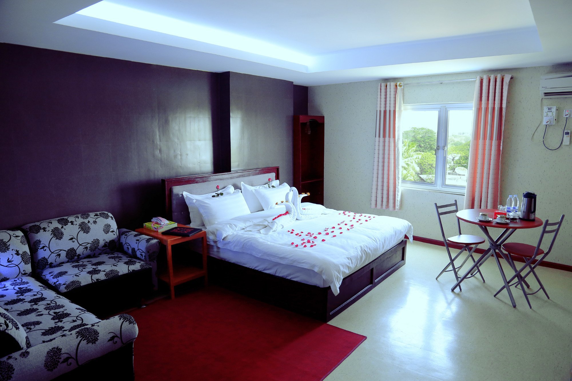 King & Queen Hotel by null