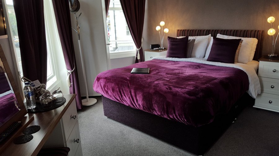 Room 7 - Superior King with loung area