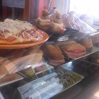 expositor a la entrada, y tortilla-pizza