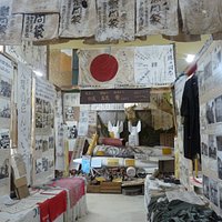 ところ狭しと飾られた戦争や基地の資料