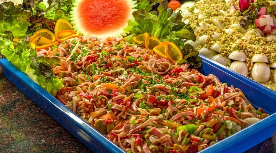 Amplia variedad de ensaladas del buffet la Cúpula
