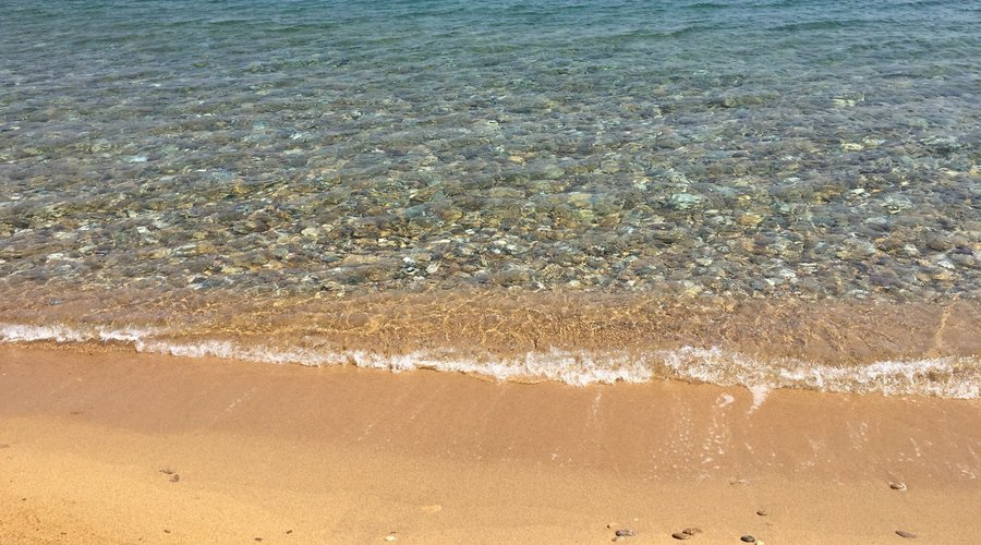 Plage de sable, déserte et eau cristalline