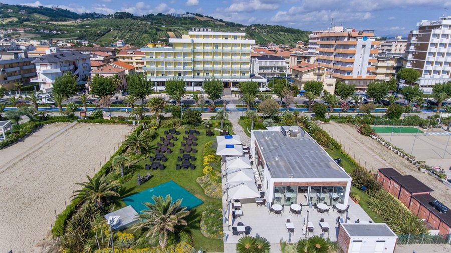 Atlas Beach in primo piano e Hotel Atlas sullo sfondo