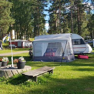 Stora och fina gräsområden. Till höger ligger sjön (vacker utsikt).