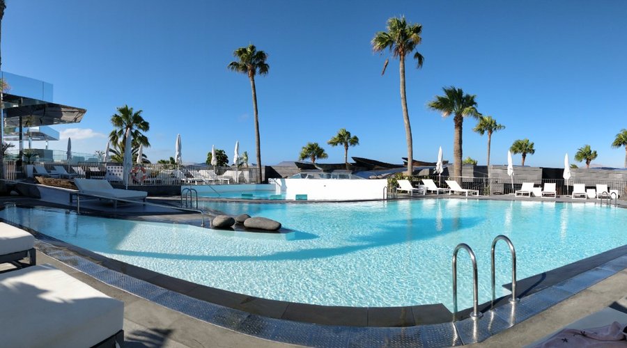 Poolside panoramic at 10am