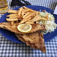 Filet z piersi oraz smażona flądra w zestawie z frytkami i surówka