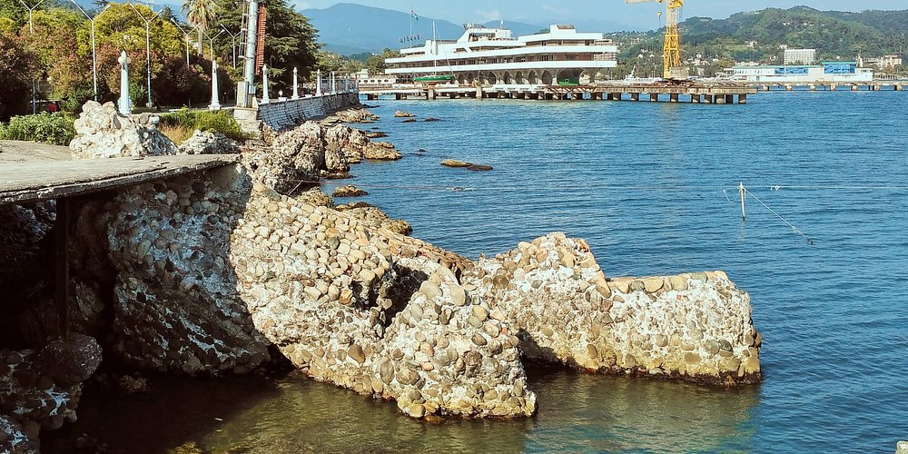 Погода в сухуми вода в море. Отель Диоскурия Абхазия Сухум. Сухум ноябрь. Сухуми в ноябре. Сухум в ноябре фото.