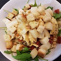 Salade du moment perles de blé, artichauts et tomates confites, pignons de pin, roquette et croû