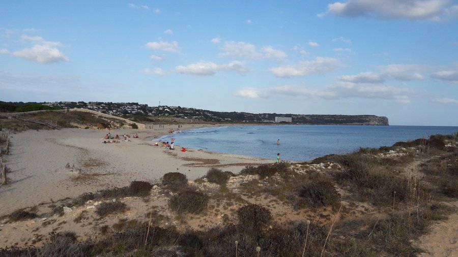 Playa de Atalis, extremo oriental de la playa de Son Bou, poco frecuentada