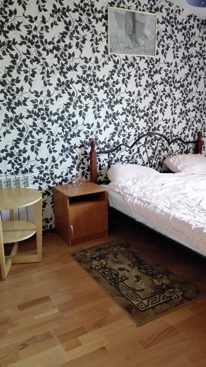 Villa Amfora 3 Черногория. Гостевой дом Poska Villa Guesthouse на карте. Гостевой дом Pauline Villa Guest House 1*. Комната в квартире с белыми обоями фото от риэлторов.