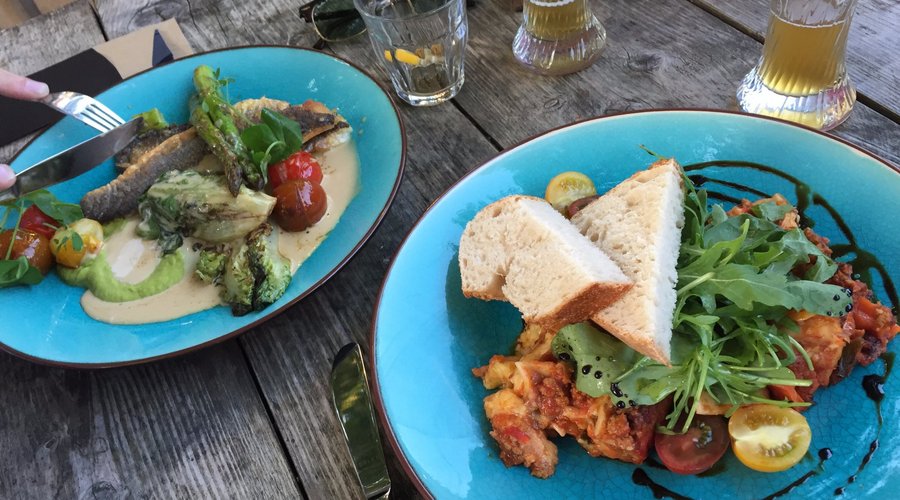 Zeebaars en het terrasmenu: Lasagne met rucola.